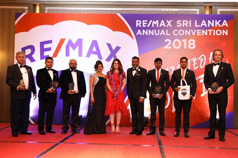 The-winners-of-the-REMAX-Awards-with-Chief-Guest-Shawna-Gilbert-from-REMAX-USA-,-Regional-Director-Mathany-Ganesh-and-Regional-Owner-Sujan-Shan