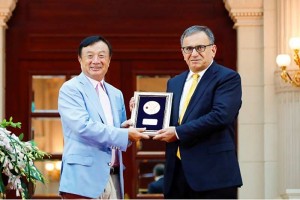 At-the-awards-ceremony,-Huawei-founder-Ren-Zhengfei-presented-a-medal-to-Professor-Arikan