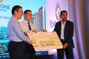 Anura-Wijayaratne,-the-first-buyer-of-an-apartment-at-Sky-One-Residences-receives-his-Sky-One-Beneficiary-Reward-from-the-Directors-of-ZTDH