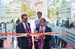 The-opening-of-the-new-branch-by-the-chief-guest,-Mr.-Jayantha-Gunawardena,-the-Non-Executive-Director-of-Siyapatha-Finance-PLC