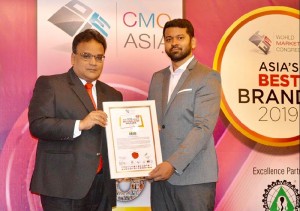 Picture shows; Andre Lobo - Executive Director - Personnel Search Services & Core Team Member of World HRD Congress handing over the award to Indrajith Senadhira Head of Human Capital Management, HNB