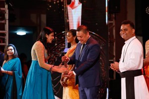 Rasith  Wickramasingha,  Group  Director  of  Ceylon Biscuits Limited  presenting  the 'Best Teledrama Actress' award  to Kalani Dodanthenna.