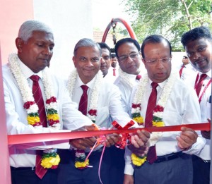 Ceylinco Life Chairman Mr R. Renganathan, Managing Director Mr Thushara Ranasinghe and Directors Mr Palitha Jayawardena and Mr Devaan Cooray participate in the formal opening of the new building. 