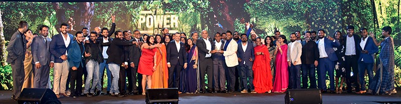 Thayalan Bartlett, Chief Executive Officer, and Dilshara Jayamanna, Senior Vice President and Executive Creative Director of MullenLowe Sri Lanka accepting the ‘Most Effective Agency of the Year’ award from Imal Fonseka, the Chief Guest along with Virat Tandon, Group CEO, MullenLowe Lintas Group and the MullenLowe Sri Lanka team.