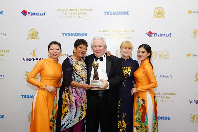 1.WTA President Graham Cooke (centre) presenting the award to Ravini Perera, Partner at Sri Sharavi Beach Villas & Spa. Also present is General Manager Marcy Vale (second from right)