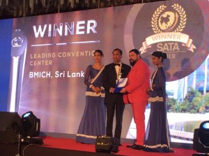 BMICH Director/Chief Executive Sunil Dissanayake (2nd from left) being presented the Leading Convention Centre – 2019 Award at the South Asia Travel Awards ceremony 