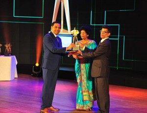 Jagath Pathirana, EFL Sri Lanka, CEO receives EFL’s award for Best Exporter of Logistics Services at the Presidential Export Awards 2018/19