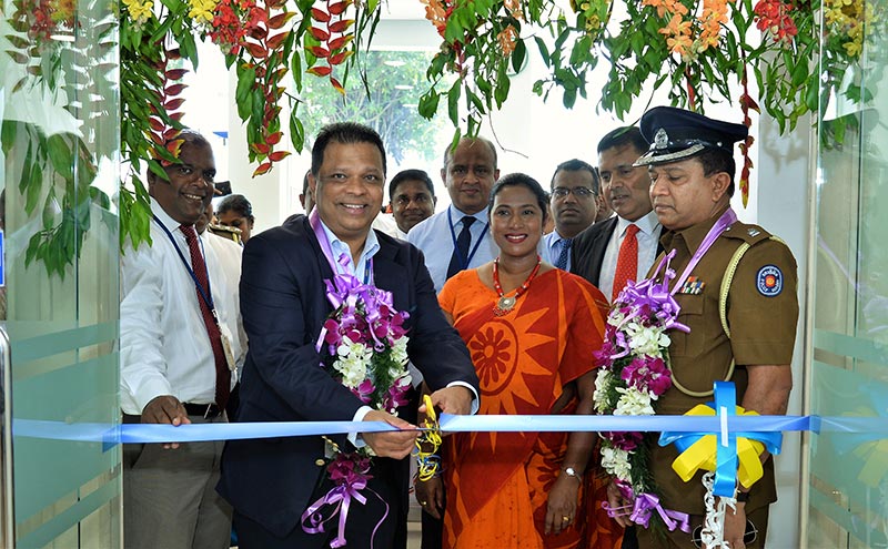 Jonathan Alles, Managing Director/ CEO, HNB opening the new Customer Centre with Senaka Ratwatte, Assistant Superintendent of Police, Mt- Lavinia. Sanjay Wijemanne, Deputy General Manager, Retail Banking, HNB, Jude Fernando, Deputy General Manager, SME & Midmarket, HNB, Vinodh Fernando Head of Network Management, HNB, Madhuwanthi Perera, Manager–Ratmalana HNB Customer Centre are also in the picture.