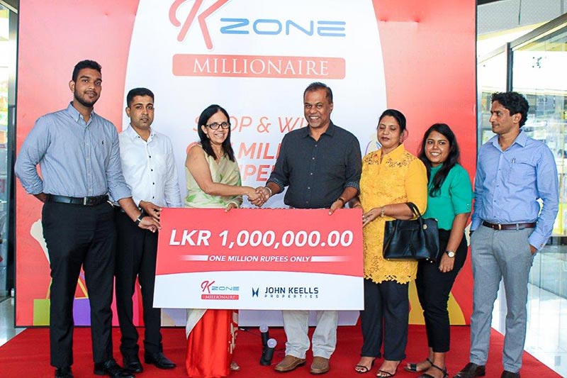Roshanie Jayasundera-Moraes, Chief Marketing Officer at John Keells Properties awards a Rs 1 million cash prize to ‘K Zone Millionare’ Sudath Nanayakkara.