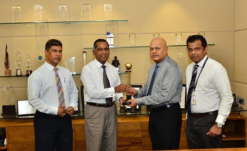 Mr. Anil Boudewyn – Sales Director of LMD (second from right) presenting the award for Most Respected Entities in Sri Lanka 2019 to Mr. Nanda Fernando – Managing Director of Sampath Bank PLC (second from left), flanked by Mr. Tharaka Ranwala – Senior DGM Consumer Banking (left) and Mr. Pujitha Rajapaksa – Chief Manager Marketing (right).