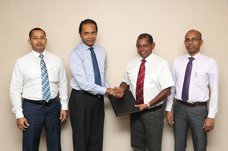 Commercial Bank’s Head of Card Centre Mr Thusitha Suraweera (2nd from left) and Nuwara Eliya Golf Club Captain Mr Priyanga Hapugalla exchange the agreement in the presence of the Manager of the Bank’s Card Centre Mr Kalinga Divaratne (extreme left) and Card Centre Junior Executive Officer Mr Wishan Fernando.