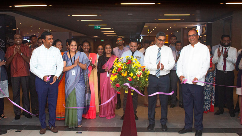 Shyam Sathasivam, Managing Director of Sunshine Healthcare Lanka, Infiyaz Ali, Chief Executive Officer of Healthguard and Vish Govindasamy, Group Managing Director of Sunshine Holdings ceremoniously opening the outlet