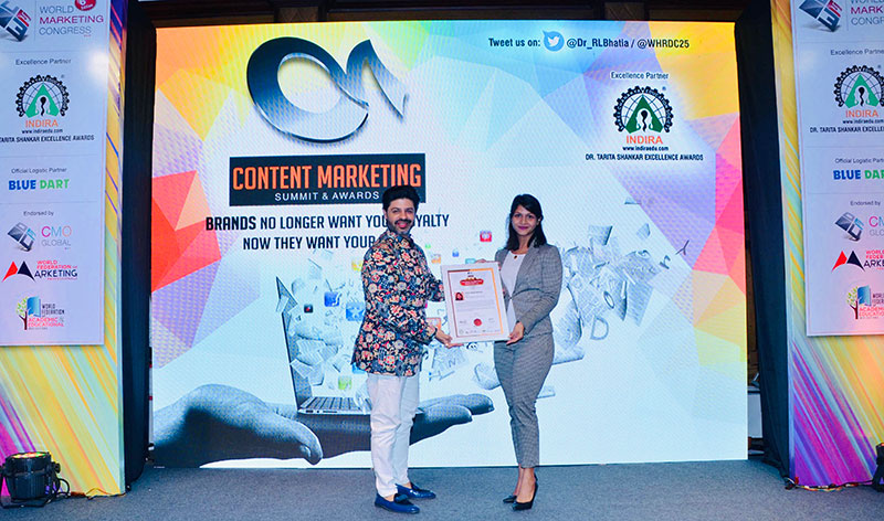 Ssumier Pasricha, Actor, Comedian & Influencer - India, presenting Fiona Nanayakkara - Founder, News Publisher the Most Influential Content Marketing Award