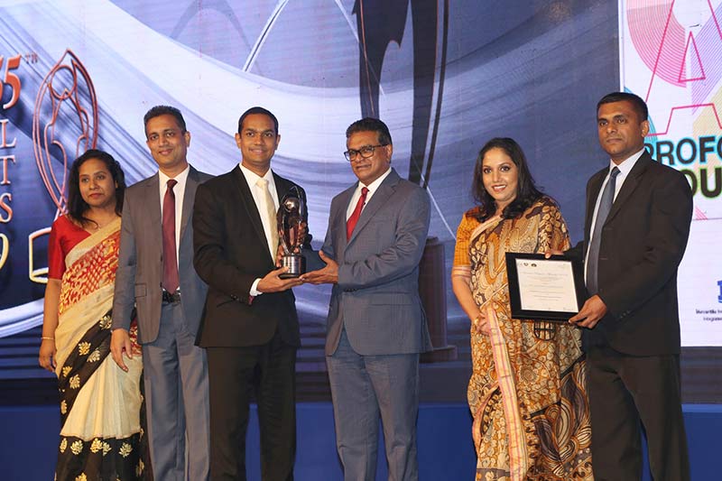 Mr. Deva Anthony, CFO of Mercantile Investments and Finance PLC, and the Finance Team receiving the award from Mr. Ranel Wijesinghe, former Chairman, Securities and Exchange Commission of Sri Lanka 