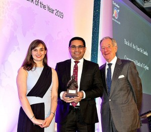 Commercial Bank’s Chief Operating Officer Mr Sanath Manatunge (Centre) with the ‘Bank of the Year’ award presented to the Bank in London.