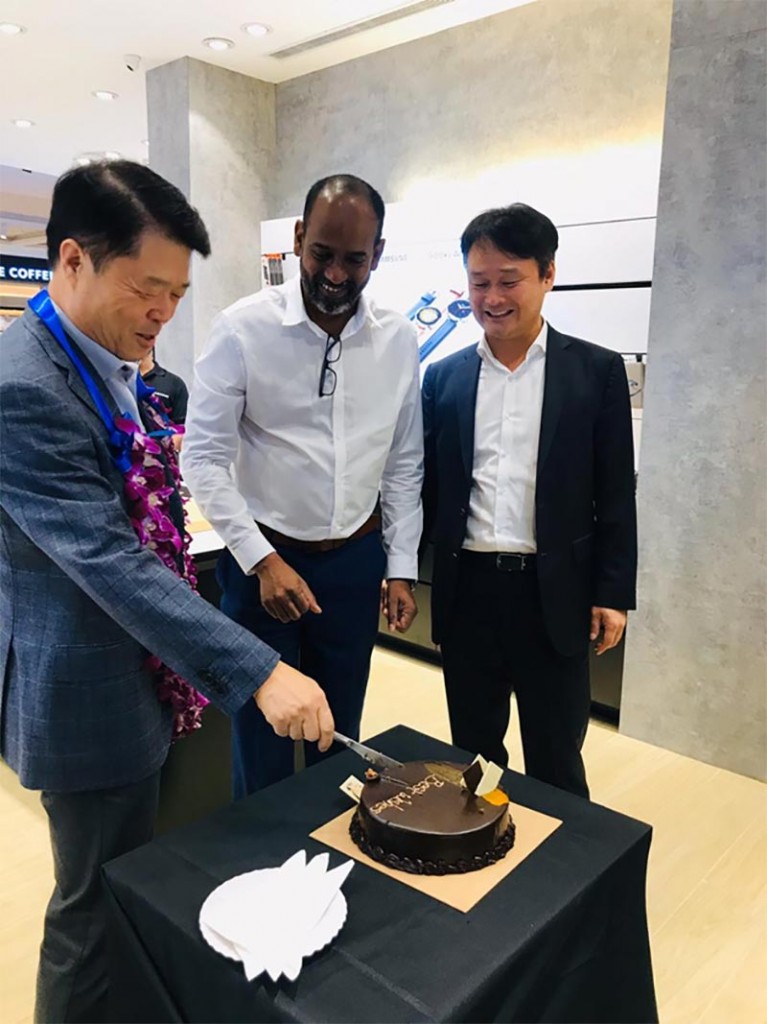HyunChil Hong (President & CEO – South West Asia Samsung) visited the newly opened premier Samsung Experience store which is located at One Galle Face Mall. We are extremely delighted to have him extending his support to us on this journey towards excellence with Samsung.