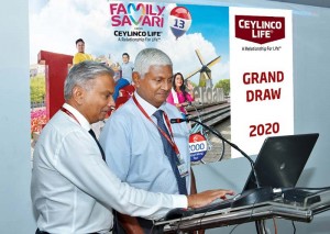 Ceylinco Life Chairman Mr R. Renganathan (right) and Managing Director Mr Thushara Ranasinghe selecting the winners of the Family Savari grand draw. 