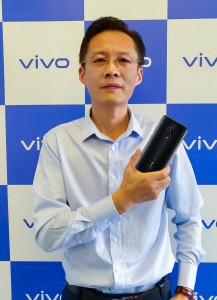 vivo Mobile Lanka CEO Kevin Jiang with the all new vivo S1 Pro