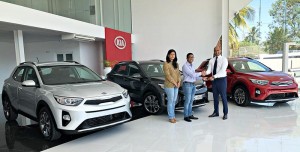 Kia Motors (Lanka) Executive Director /Chief Operating Officer Mr Andrew Perera (extreme right) presents the keys to the first customer for the Kia Stonic at the company’s Malabe complex.