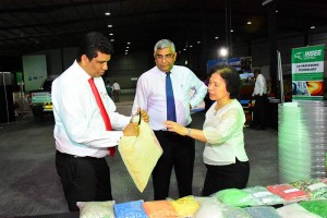Mr. Sanjeewa Chulakumara, Director of INSEE Ecocycle Lanka (Private) Limited (Left), explaining about the Resource Recovery center operations to the Chief Guest Her Excellency, Chulamanee Chartsuwan, Ambassador of Thailand to Sri Lanka (Right) and Mr. Nandana Ekanayake, Chairman/CEO of INSEE Cement Sri Lanka.