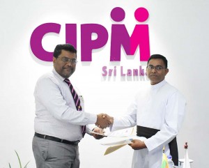 CIPM Sri Lanka President – Dhammika Fernando (left) exchanging the MOU with Rev. Father Quintus Fernando-Director, BCI 