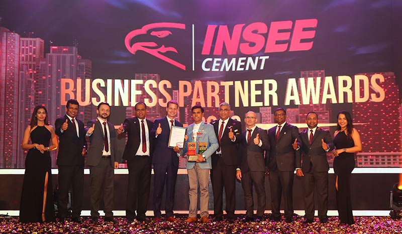 The top winner – Lahiru Imbuldeniya of New Central Hardware posing with INSEE Executive Committee members after receiving the award for Business Partner of the Year Award for 2020.