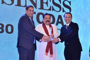 Prime Minister of Sri Lanka, Mahinda Rajapaksa presenting HNB Chairman, Dinesh Weerakkody and HNB Managing Director/CEO, Jonathan Alles with the award for No.1 Ranking on the Biz Today Top 30
