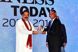 Mr. Nanda Fernando, Managing Director of Sampath Bank receiving the Business Today Top 30 award from the Prime Minister of Sri Lanka, Hon. Mahinda Rajapaksa at the awards ceremony held on the 24th of February at the Hilton Colombo.