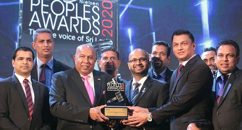 1.Hayleys PLC Group Chairman/Chief Executive and Singer Sri Lanka PLC Group Chairman Mohan Pandithage and Singer Sri Lanka PLC Group CEO Mahesh Wijewardene with the Management team receiving the prestigious “Peoples Brand of the Year” award for the 14th consecutive year