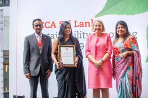Standing from left to right: Suren Rajakarier- Chairman Member Network Panel ACCA Sri Lanka, Aroshi Ranatunga- Manager Sustainability CDB, Sarah Hulton OBE - British High Commissioner to Sri Lanka, Nilusha Ranasinghe - Head of ACCA - Sri Lanka and Maldives