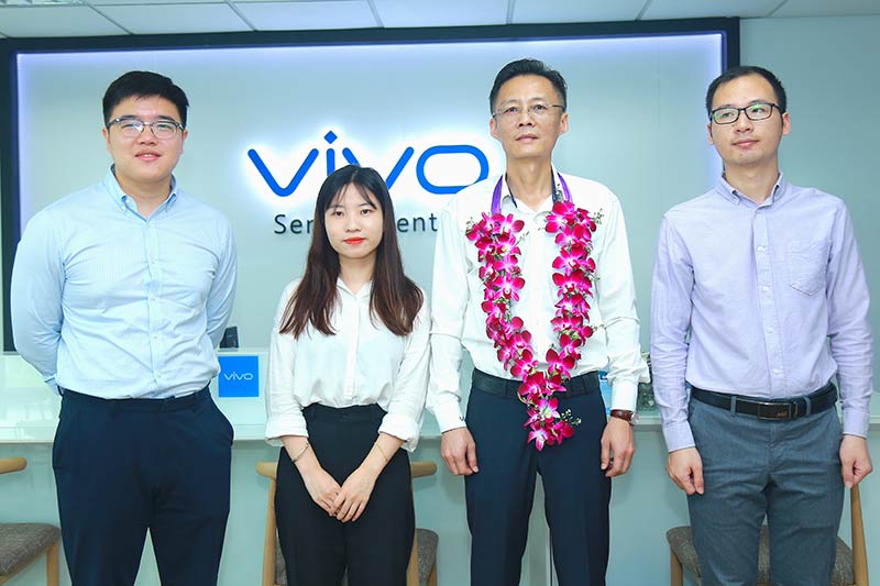 ( Standing L-R) Management of vivo Mobile Lanka, Andrew Zhang, Deputy General Manager, Alison Jin, Director, Kevin Jiang, CEO and Eason Young, Manager - Service Center 