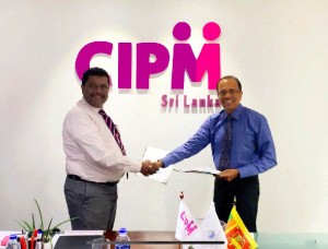 President CIPM Sri Lanka Dhammika Fernando(left)exchanging the MOU with Director SCCI and Committee Chairman of the Sabaragamuwa Business school D.A Gunaseela
