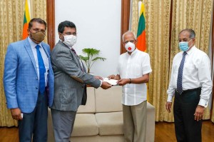Dhammika Fernando-President, CIPM Sri Lanka (2nd from left) handing over the donation to Lalith Weerathunga-Special Advisor to H.E. President 