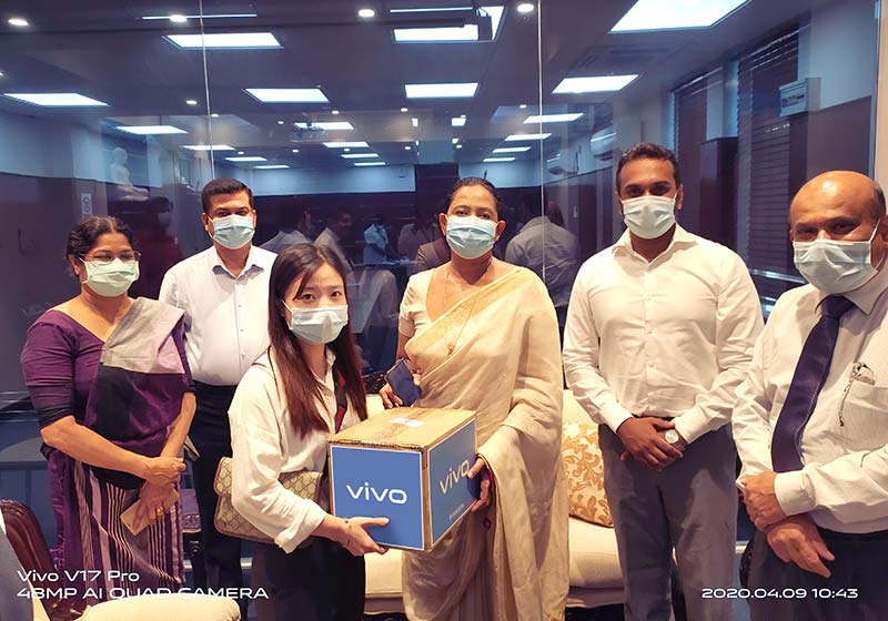 vivo Mobile Lanka Director Alison Jin, handing over the consignment of LKR 1 million worth masks to Hon. Minister of Health and Indigenous Medical Services, Pavitra Wanniarachchi
