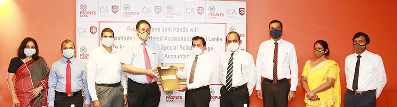 People’s Bank and CA Sri Lanka exchanging the MOU.
