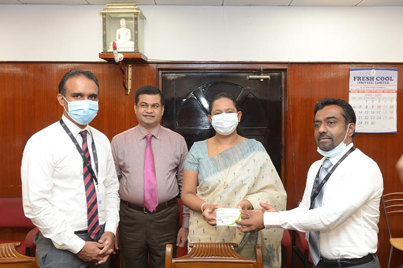 Shantha Bandara, Chief Operating Officer and Poravi Balasundaram, General Manager – Marketing of Sunshine Pharmaceuticals handing over the HCQ tablets to Pavithra Wanniarachchi, Minister of Health, Nutrition and Indigenous Medicine and Kanchana Jayarathna, Private Secretary to the Minister of Health