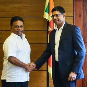 Minister Dullas Alahapperuma (L) and Microsoft Country Manager Hasitha Abeywardena (R)