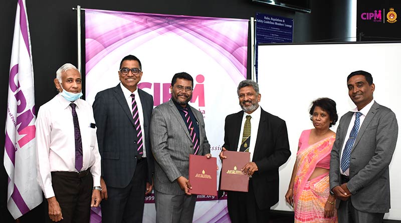 CIPM President and OUSL Vice-Chancellor Exchanging Agreements