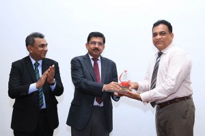 Dr. Anil Jasinghe, Director General of Health Services presents Sujith Jayasekera, Senior General Manager – Human Resources of Brandix with a special token of appreciation on being Sri Lanka’s ‘Largest Corporate Blood Donor’ for the 10th consecutive year, in the presence of Dr. Lakshman Edirisinghe, Director of National Blood Transfusion Service.