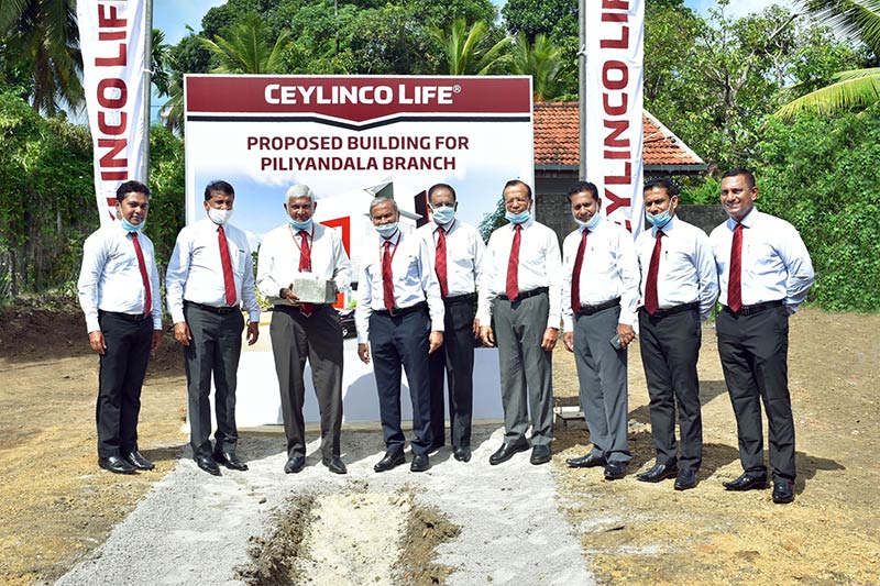 Ceylinco Life Chairman Mr R. Renganathan and Managing Director/CEO Mr Thushara Ranasinghe (3rd and 4th from left respectively), Directors, members of the Senior Management and branch staff at the foundation stone laying ceremony.