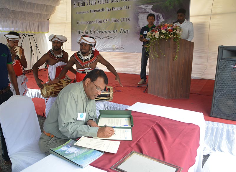 Hayleys Plantations Managing Director, Dr. Roshan Rajadurai signing the SBTi letter of commitment 