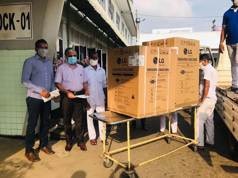 Nilupa Kiringoda, Senior Director – Delivery at Sysco LABS presenting the donation at Colombo South Teaching Hospital (CSTH)