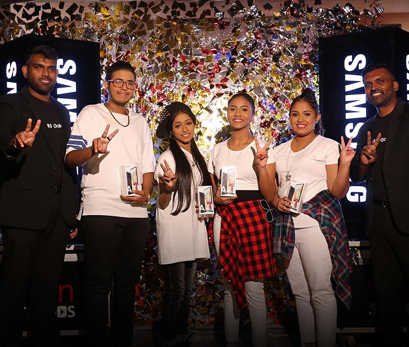 Outgoing semi-finalists of 'The Voice Teens Sri Lanka', receiving their Galaxy A71 smartphones from Kevin SungSu YOU – Managing Director, Priyantha Jayasinghe - Deputy General Manager - IM Biz and Sameera Prasanga - Head of Finance of Samsung Sri Lanka.