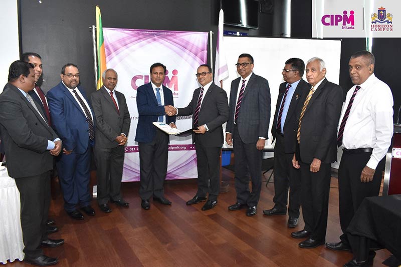 Jayantha Amerasinghe-President, CIPM Sri Lanka (center right) and Upul Daranagama-Chairman, Horizon Campus exchanging the MOU flanked by officials of CIPM and Horizon Campus