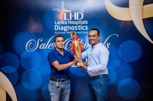 Kishok Kanth receiving the best performer award from Mr.Pradeep Edward (left), CEO, Lanka Hospitals Diagnostics