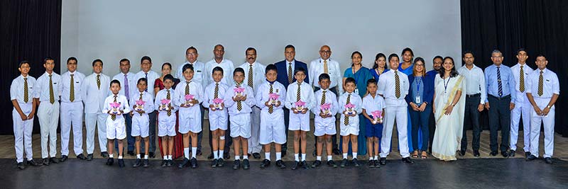 HNB Deputy General Manager- Retail and SME Banking, Sanjay Wijemanne with Royal College, Principal, B.A. Abeyrathna, Royal College, Senior Deputy Principal, V. S Gunathilake, Royal College Deputy Principal – Academics, Krishantha Silva, Royal College, Assistant Principal- Primary ,Yugantha Liyange , Royal College, Student Development Society– Secretary, Asanga Peiris, Royal College Union - Secretary, Mithila Mendis, Royal College-Senior Master of Clubs and Societies , T D C P Amarathunga, HNB Kollupitiya, Customer Centre, Senior Manager, Samuddika Mendis, Royal College -Teacher in charge of the Commerce Society- Sudath Amarathunga together with members of the Royal College Prefects Council , HNB staff of Business Development Unit and newly appointed Student Managers and Singithi Accounts Holders of the Royal  College HNB Students Savings Unit