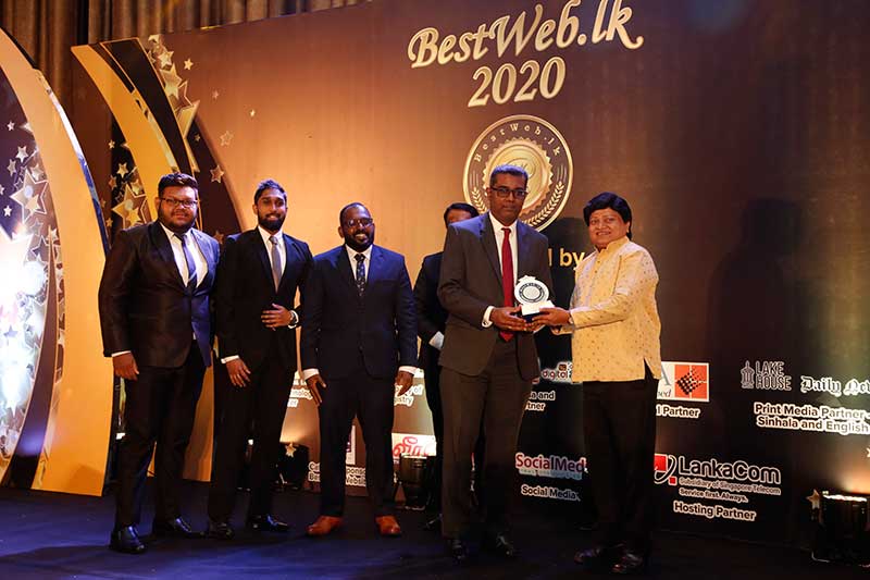 Dr. Hasantha Hettiarachchi , Chief Guest at the event ( first from right) presenting the most popular website Award to Mr. Dinesh Jebamani, Vice President Digital Strategy DFCC Bank ( Second from right) 
