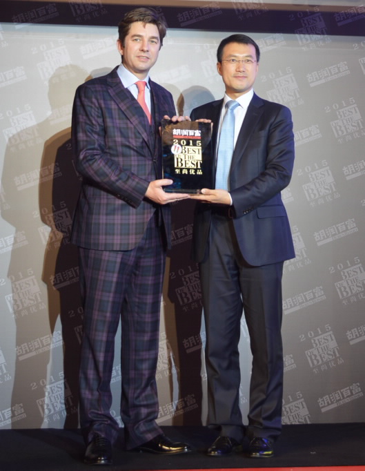 2. Mr. Kevin Ho, President, Huawei Consumer Business Group Handset product line receiving the accolade