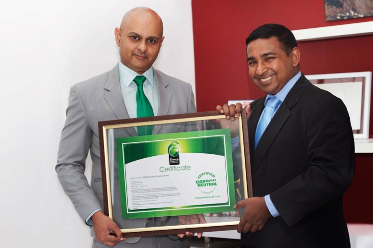 1-BBDO-Lanka-MD-Santosh-Menon-being-handed-the-carbon-neutral-certification-by-CEO-of-the-Carbon-Consulting-Company