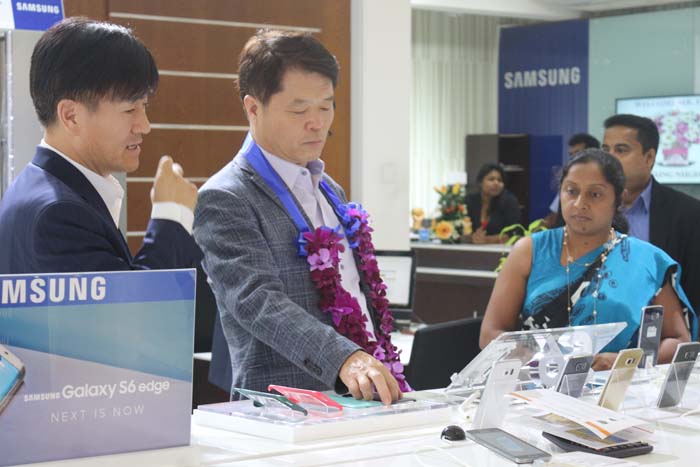 H C Hong, President and CEO, Samsung India Electronics and Youngmin Shin, Managing Director of Samsung, Sri Lanka tour a Samsung Outlet